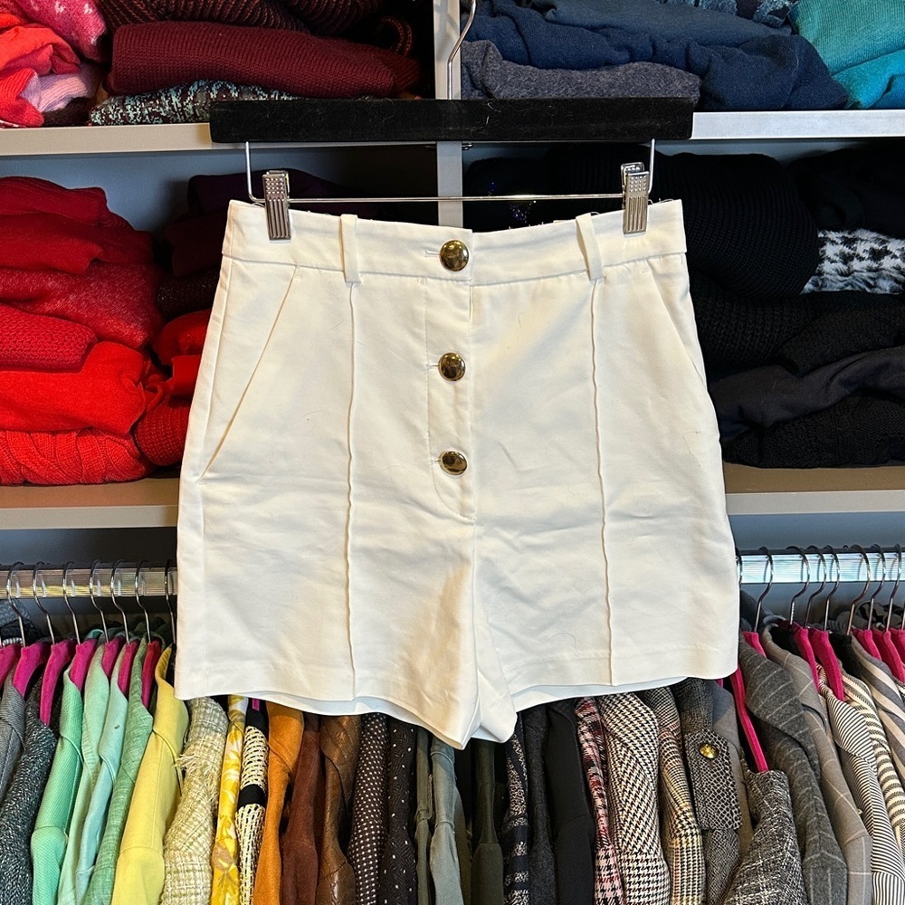 Zara ivory 3 button front closure one pocket high rise shorts size M